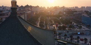 中国日落时西安钟楼鸟瞰图