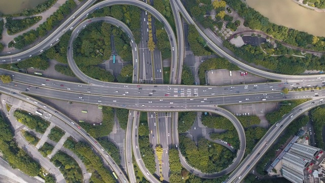 有交通航拍镜头的多层高速公路