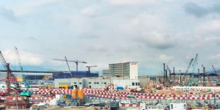 延时拍摄:正在建设中的香港机场，背景是云天移动