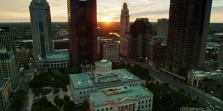 太阳落山时，无人机飞过俄亥俄州国会大厦