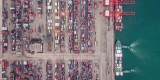 T/L无人机视角与集装箱船繁忙的工业港口