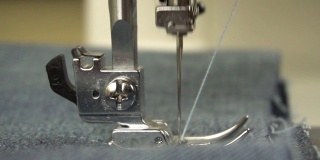 在缝纫机上缝制时脚和针的慢动作。