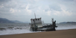 船被暴风雨冲到岸边。