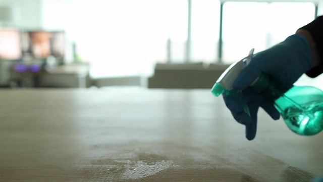 消毒和清洁冠状病毒表面。使用家用清洁剂消毒家庭办公室或厨房桌子表面的喷瓶，以预防COVID-19冠状病毒。