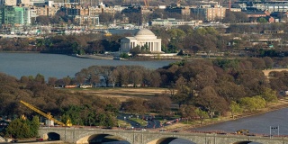 托马斯·杰斐逊纪念堂的时间流逝，美国华盛顿特区的一座桥和一座城市