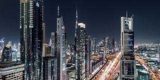 T/L PAN鸟瞰图迪拜天际线在晚上/迪拜，阿联酋