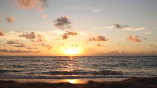 宁静和充满活力的海滩日出在棕榈滩，佛罗里达视频素材模板下载