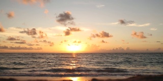 宁静和充满活力的海滩日出在棕榈滩，佛罗里达