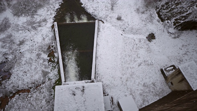 冬天，水电大坝的排水口被雪覆盖