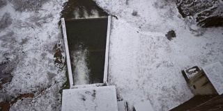 冬天，水电大坝的排水口被雪覆盖