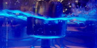 装有发光液体的透明玻璃管中的可潜水浮子