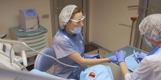 两名牙医在医院用现代化的设备和仪器由专业牙医治疗牙齿。