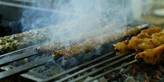 烹饪传统食物阿达纳烤肉串和烧烤烤肉串