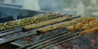 烹饪传统食物阿达纳烤肉串和烧烤烤肉串