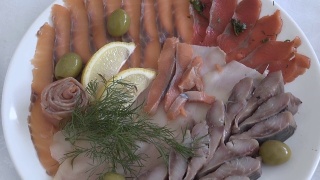 肉和红色的鱼，装在盘子里视频素材模板下载