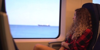 穿着格子衬衫的时尚女士坐在火车座位上