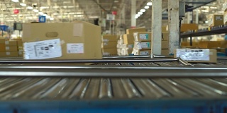 纸箱在行业中是通过传送带运输的，适用于涉及网上购物或自动化的工作，减少了人工劳动。被机器取代