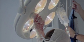 外科医生在手术中调整光线的位置。特写镜头