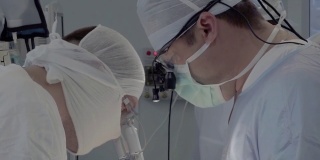 外科医生在手术中检查病人的睾丸