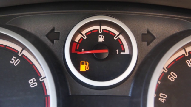 车里的燃油液位传感器。空油罐车。油箱中有备用燃料信号。