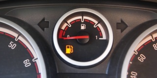 车里的燃油液位传感器。空油罐车。油箱中有备用燃料信号。