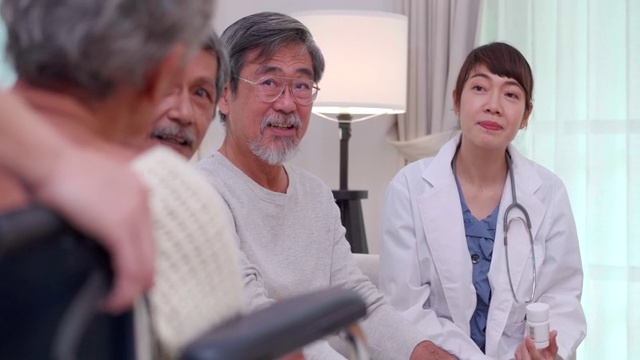 组为60-70岁的亚洲老年成年人，在听亚洲年轻女护士医生讲解药物和在医院进行医疗咨询。