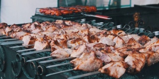 烤肉串是在街头食品市场烧烤的。街的厨房