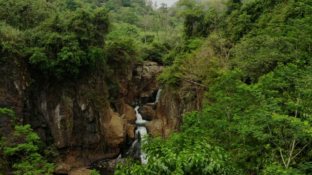 狗狗瀑布，Ciletuh, West Java，印度尼西亚