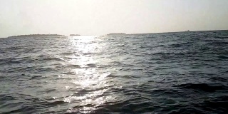 汹涌的大海和水面上的阳光。乘船在印度洋观看日落。