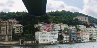 伊斯坦布尔第二座桥。在法蒂赫苏丹穆罕默德大桥下巡航，博斯普鲁斯海峡沿岸的民居建筑