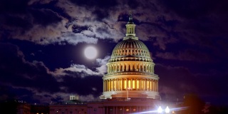 华盛顿特区，美国国会大厦和圆顶的满月夜空