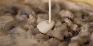 关闭平底锅与蘑菇在奶油酱。行动。将浓奶油与炸好的香槟酒倒入锅中，准备蘑菇酱