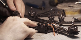 Guy焊接无人机FPV电线。回框架视图