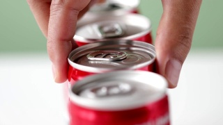 手挑一罐装在红色容器里的软饮料视频素材模板下载