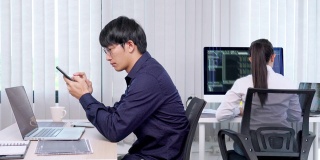 两个专业的IT程序员讨论和工作在电脑上编码开发网站设计和开发技术的4k视频片段
