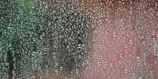 雨水滴在玻璃窗上
