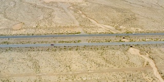 汽车在戈壁沙漠上行驶的鸟瞰图