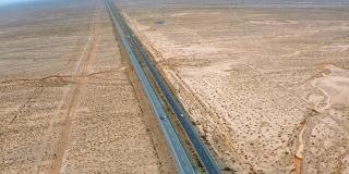 汽车在戈壁沙漠上行驶的鸟瞰图