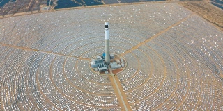 戈壁沙漠太阳能发电厂的航拍