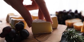 卡曼伯特奶酪放在木板上