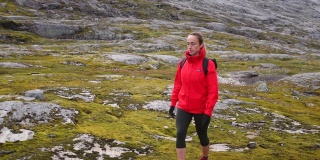 一名女子在落基山脉徒步旅行的视频。
