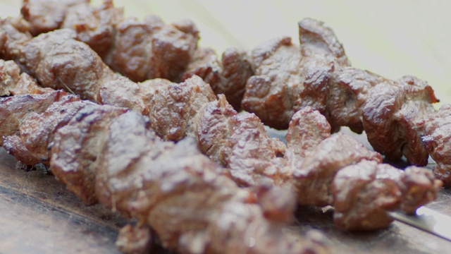 用新鲜的肉做成的烤肉串慢慢地旋转着。