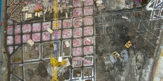 无人机鸟瞰图的建筑工地与基础，工人和提取