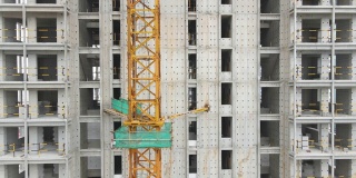 鸟瞰图无人机在建筑房地产建筑周围移动