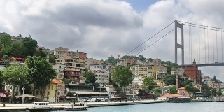 伊斯坦布尔第二座桥。在法蒂赫苏丹穆罕默德大桥下巡航，在博斯普鲁斯海峡航行