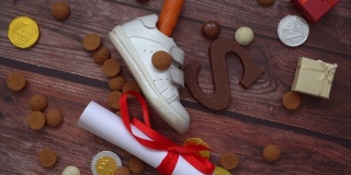 荷兰节日圣诞的背景。轮换儿童鞋，胡萝卜为圣诞老人的马，礼物，传统的糖果胡椒和巧克力信。Schoentje zetten概念。4 k的视频