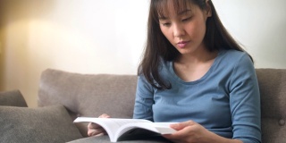 在家里读书的亚洲女性