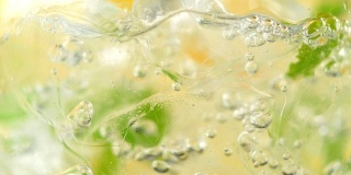 将水倒在冰块、柠檬片和薄荷上制作柠檬汁
