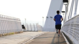 在城市大桥上慢跑的人视频素材模板下载