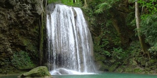 泰国北碧旅游胜地国家公园的四面瀑布——慢镜头